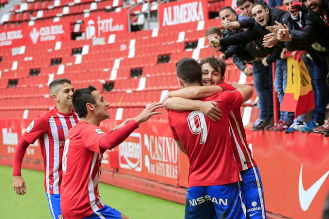 Jugadores del Sporting B celebran un gol en El Molinón (Foto: Luis Manso).