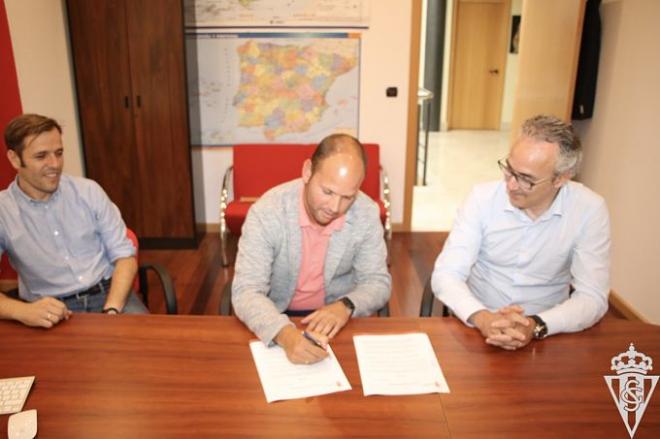 José Alberto firma su contrato junto a Torrecilla (Foto: RSG).