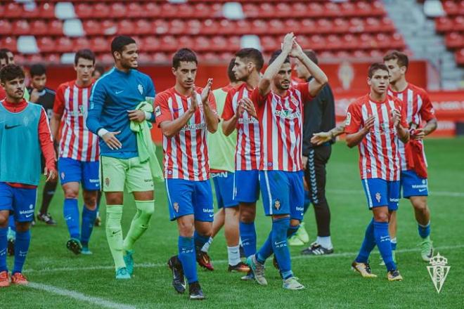 El Sporting B, en un partido en El Molinón (Foto: RSG).