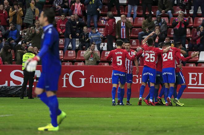 La plantilla del Sporting celebra un gol ante el Alcorcón (Foto: Luis Manso).