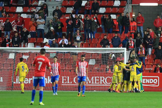 El Cádiz celebra el último gol en El Molinón (Foto: Luis Manso).