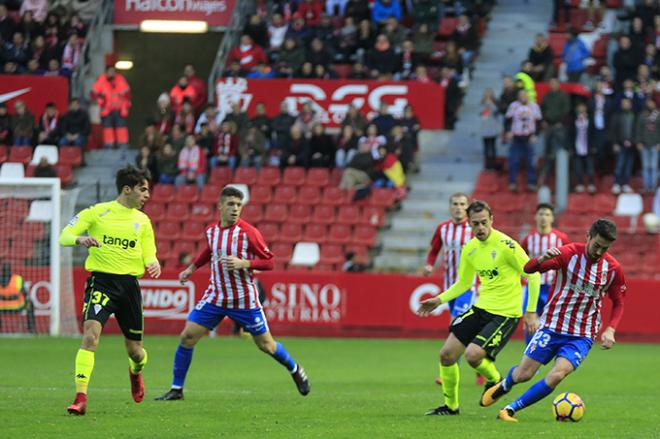 Duelo de la pasada temporada entre el Sporting y el Córdoba (Foto: Luis Manso).