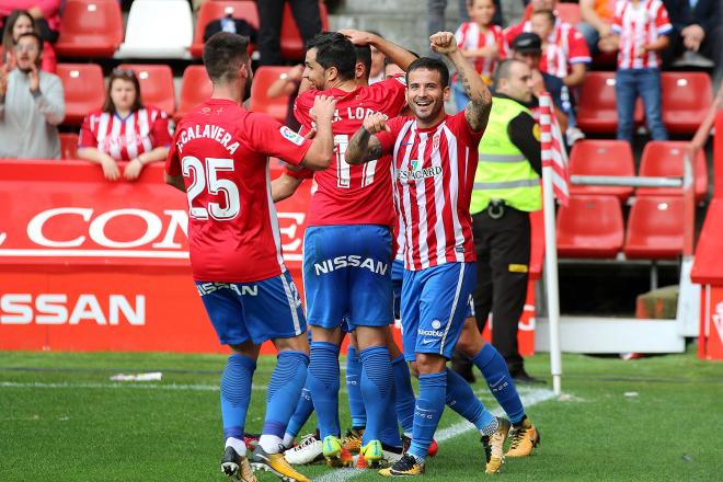 Los jugadores del Sporting celebran su gol ante el Lorca (Foto: Luis Manso).