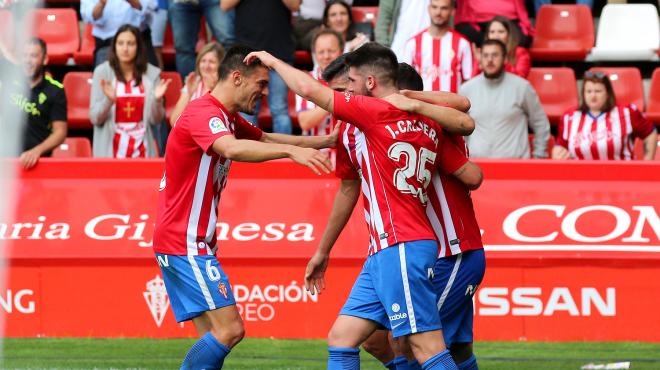 Jugadores del Sporting celebran un gol en El Molinón (Foto: Luis Manso).