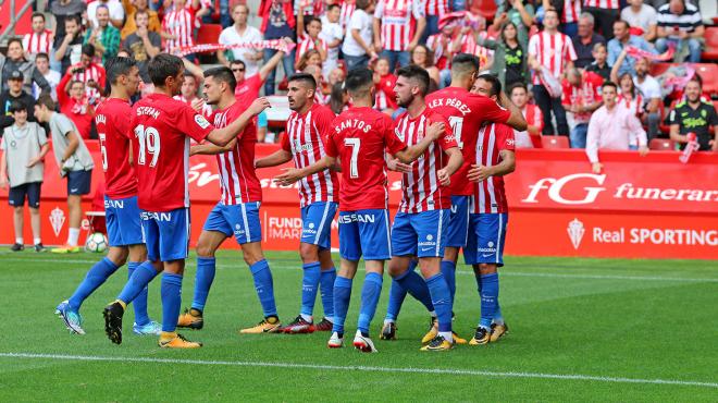 Los jugadores del Sporting celebran un gol (Foto: Luis Manso).
