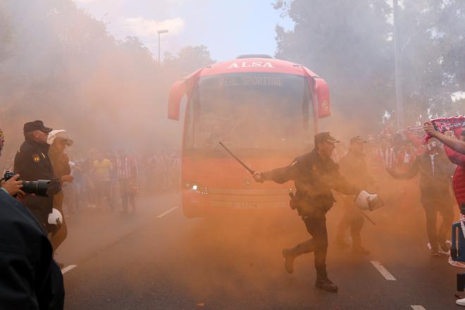 Imagen de los incidentes de Ultra Boys con la policía antes del derbi contra el Oviedo (Foto: Luis Manso).