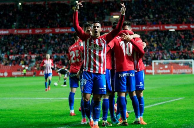 Nano Mesa y los rojiblancos, celebrando el gol. (Foto: Luis Manso).