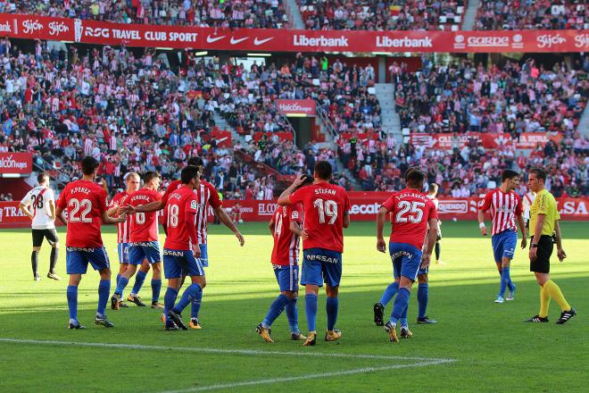 Los jugadores del Sporting celebrar un gol en El Molinón (Foto: Luis Manso).