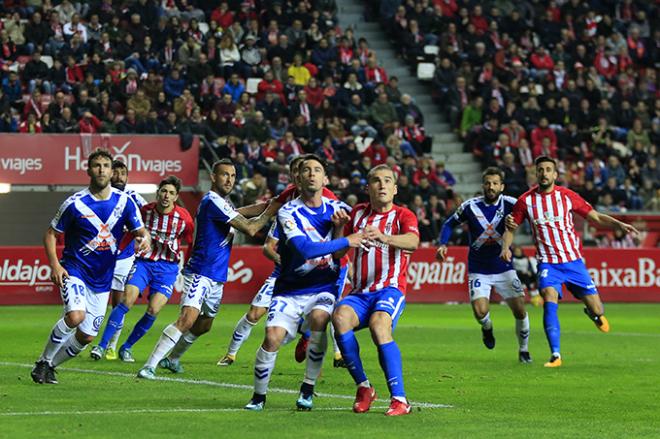Una acción del Sporting - Tenerife de la pasada temporada (Foto: Luis Manso).