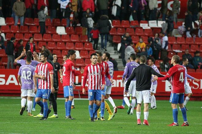 Los jugadores se saludan al final del encuentro ante el Valladolid (Foto: Luis Manso).