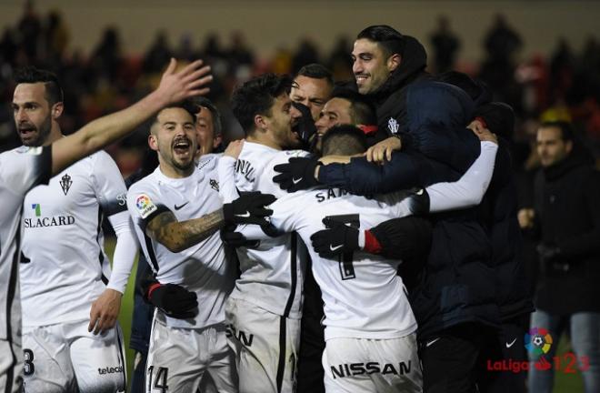 Los rojiblancos, celebrando uno de los goles. (Foto: LaLiga).