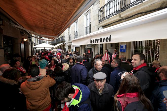 Aficionados rojiblancos en el último desplazamiento a Lugo (Foto: Luis Manso).