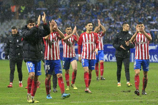 Jugadores del Sporting saludan a la afición tras el derbi del curso pasado en el Tartiere (Foto: Laura Caraduje).