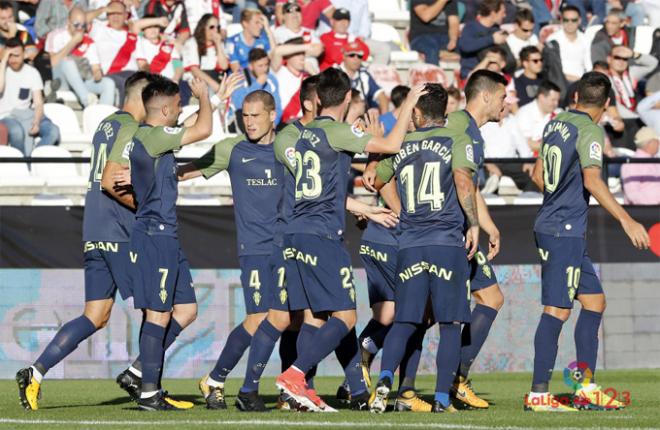 El Sporting celebra un gol en Vallecas en la primera vuelta (Foto: LaLiga).