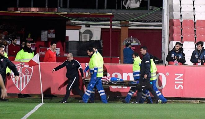 Álex Pérez, abandona el terreno de juego en camilla (Foto: Kiko Hurtado).