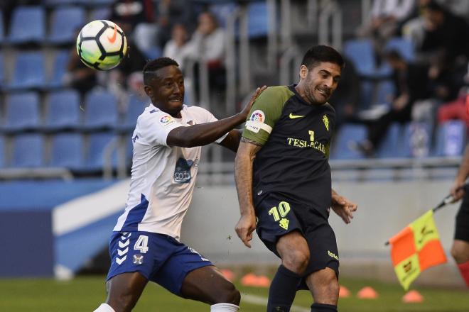 Carmona, en una acción del partido. (Foto: San Acosta).