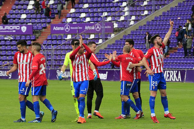 Los jugadores celebran el triunfo al final del encuentro ante el Valladolid (Foto: Luis Manso).