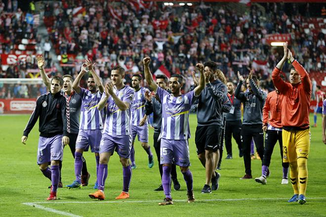 La plantilla del Valladolid celebra en el Molinón el pase de ronda en el play off de la pasada temporada (Foto: Luis Manso).