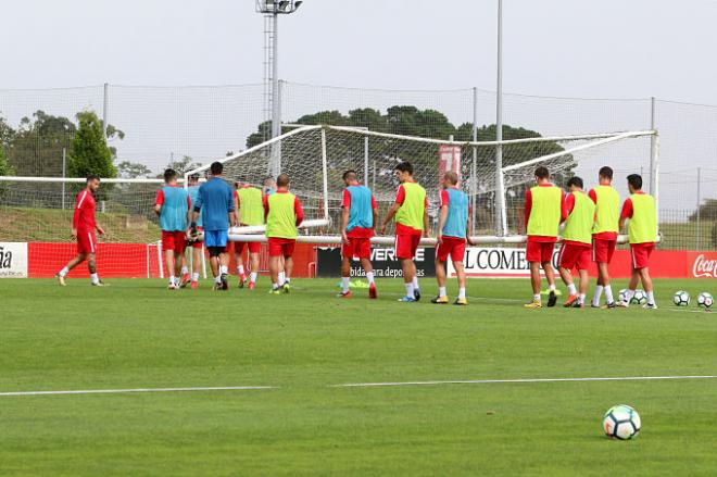 Los jugadores del Sporting durante el entrenamiento (Foto: Luis Manso).