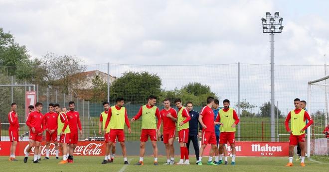 Los jugadores del Sporting durante un entrenamiento (Foto: Luis Manso)