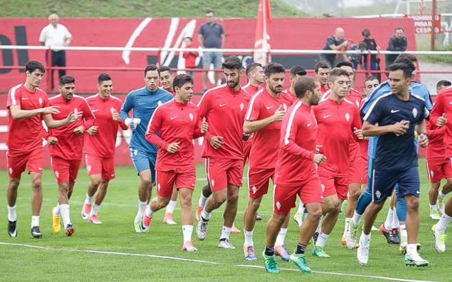 La plantilla del Sporting durante un entrenamiento.