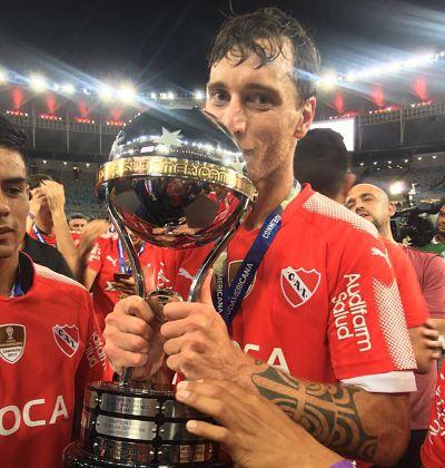 Amorebieta con el trofeo de la Comenbol Sudamericana (Foto: Fernando Amorebieta).