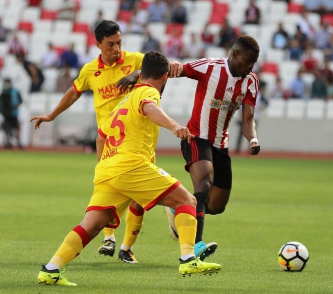 André Castro frente a Elderson (Foto: Sivasspor).