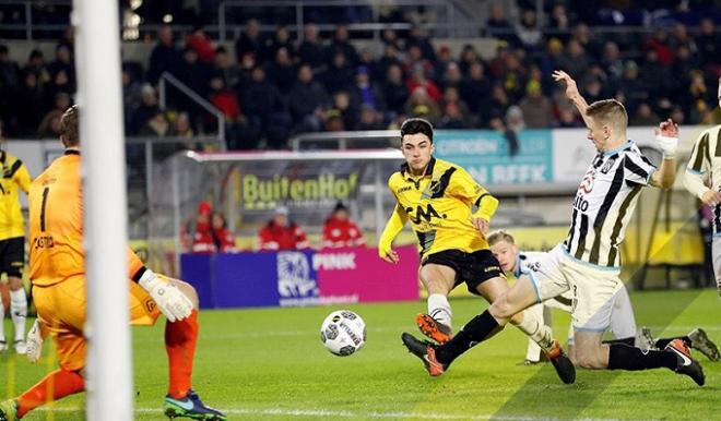 Manu García anota un gol con el NAC Breda.