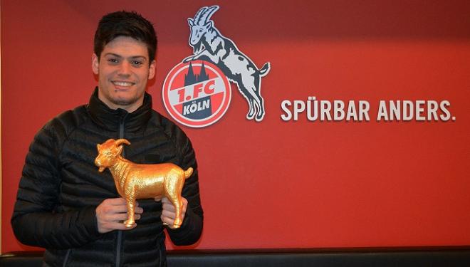 Jorge Meré posa con el trofeo de mejor jugador del mes (Foto: FC Koln).