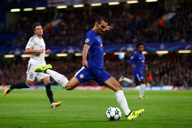 Míchel, de fondo, en su partido de Champions (Foto: Twitter Chelsea FC).