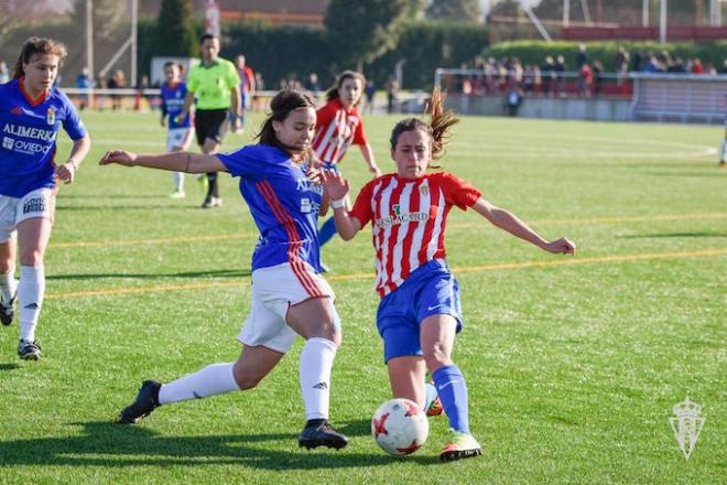 Dos jugadoras disputan un balón dividido (Foto: RSG).