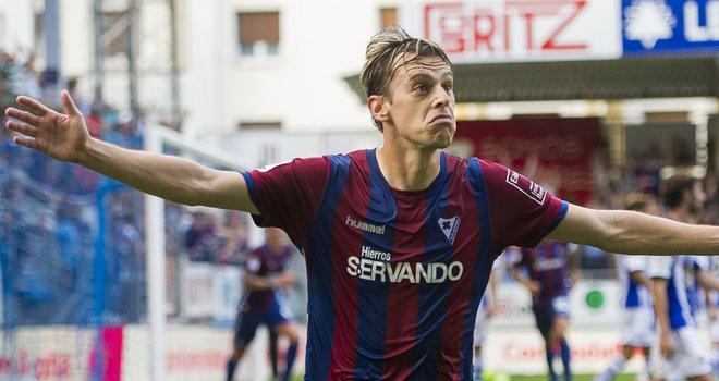 Javi Lara, celebrando un gol con el Eibar.