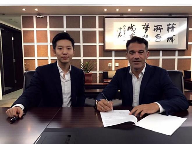 Luis García firma su contrato con el Beijing Rhene.