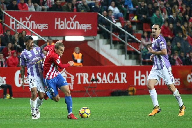 Bergantiños recupera una pelota (Foto: Luis Manso).