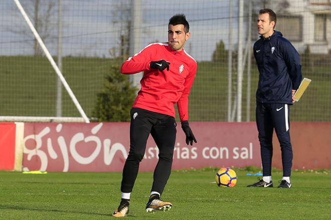 Carlos Castro, durante un entrenamiento en Mareo con el Sporting (Foto: Luis Manso).