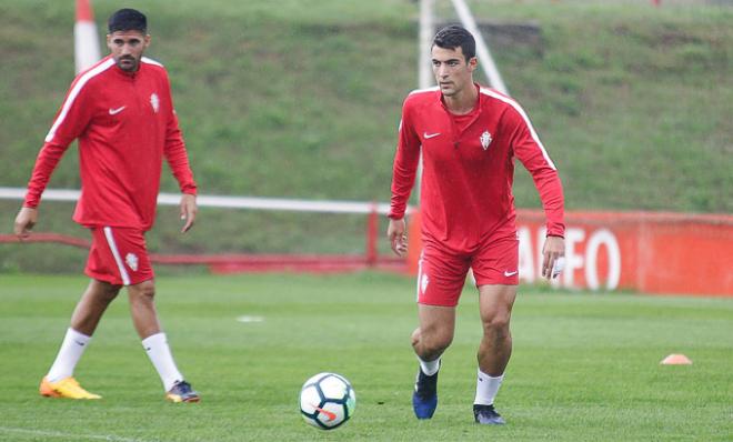 Claudio Medina, en un entrenamiento con el Sporting (Foto: Luis Manso).