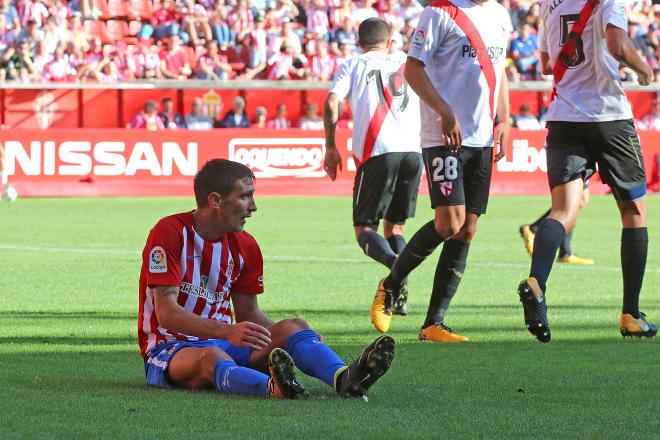 Stefan se sube las medias en un partido (Foto: Luis Manso).