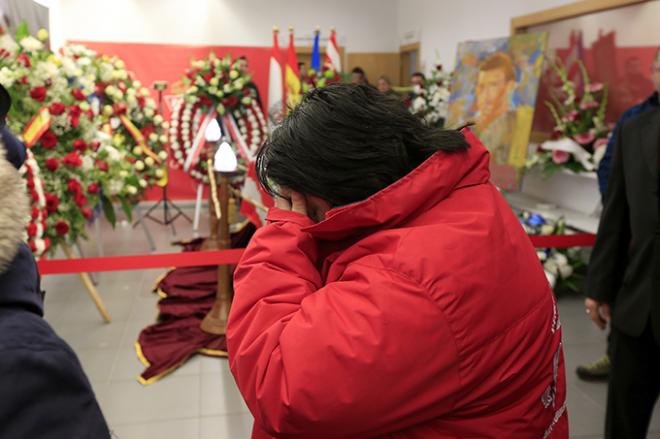 Una aficionada llora en la capilla ardiente de Quini (Foto: Luis Manso).