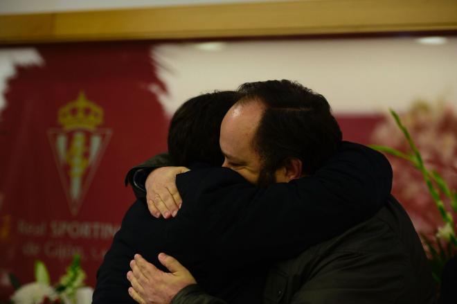 Javier Fernández y Menéndez Vallina, se abrazan en el funeral de Quini (Foto: Luis Manso).