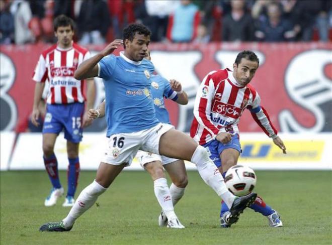 Diego Castro jugando contra el Almería.