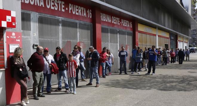 Aficionados rojiblancos esperando en las taquillas de El Molinón (Foto: Luis Manso).