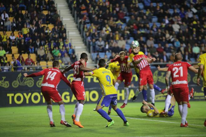 Barral busca el remate (Foto: Cristo García).