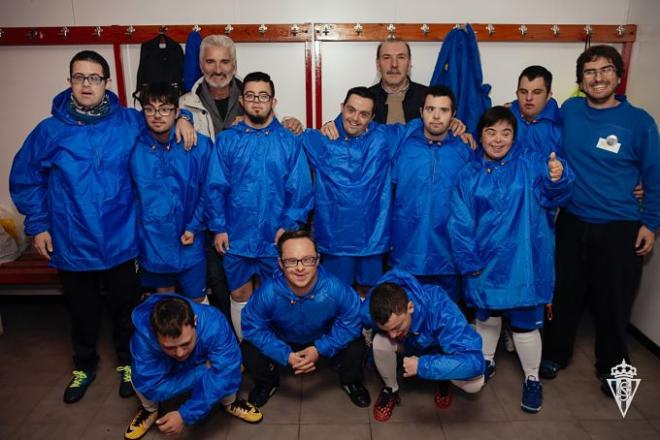 Cundi y Redondo, con el equipo de Down Asturias (Foto: RSG).