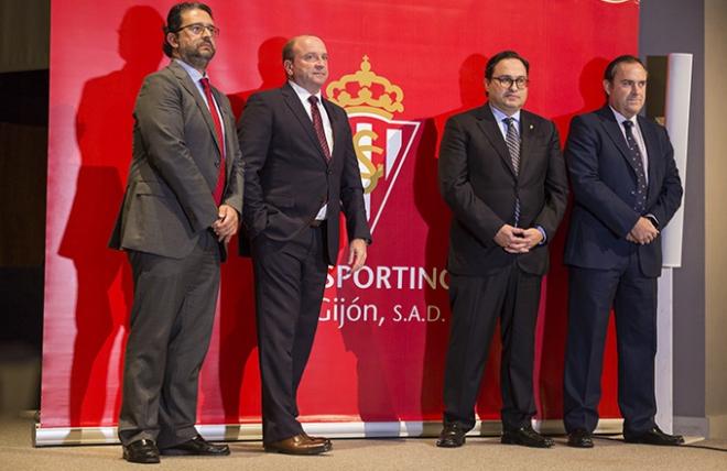 El Consejo de administración del Sporting en la pasada junta de accionistas (Foto: Luis Manso).