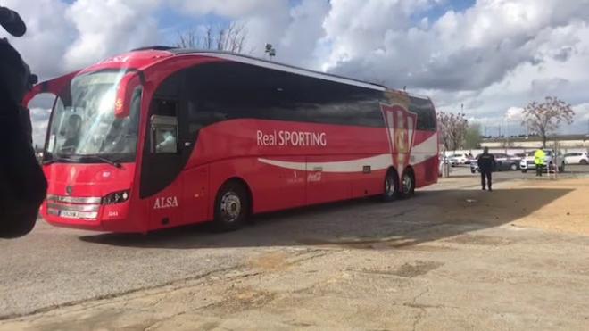 El autobús del Sporting antes de un partido.