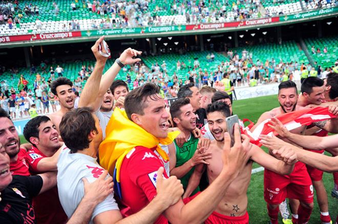 Los jugadores del Sporting celebrando el ascenso.