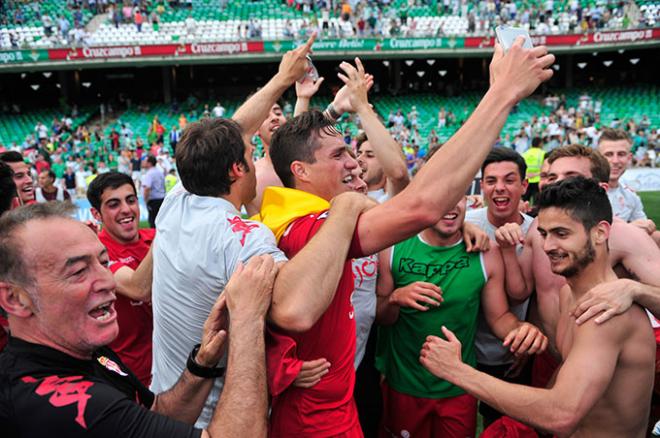 Los jugadores del Sporting celebran el ascenso en el Villamarín (Foto: Kiko Hurtado).