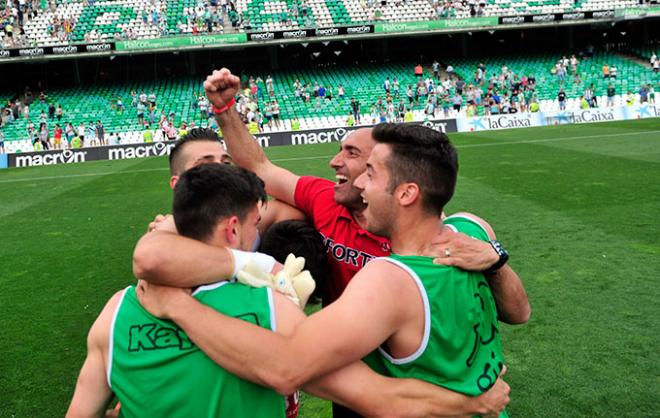 Los sportinguistas eufóricos en Sevilla.