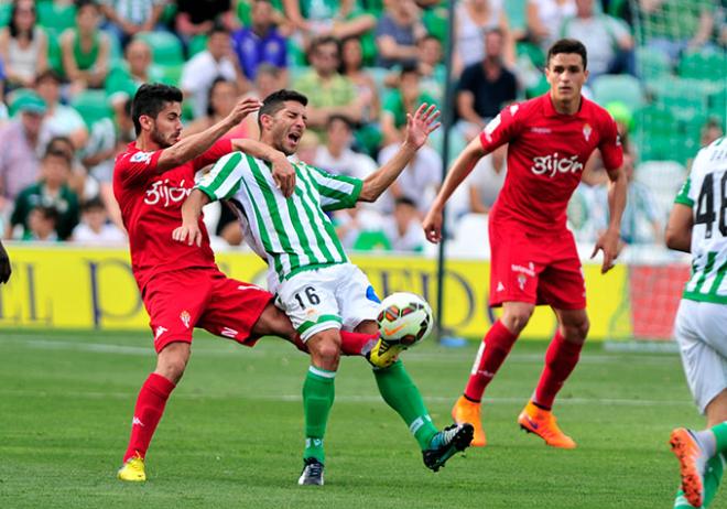 Nacho Cases luchando con Cejudo.