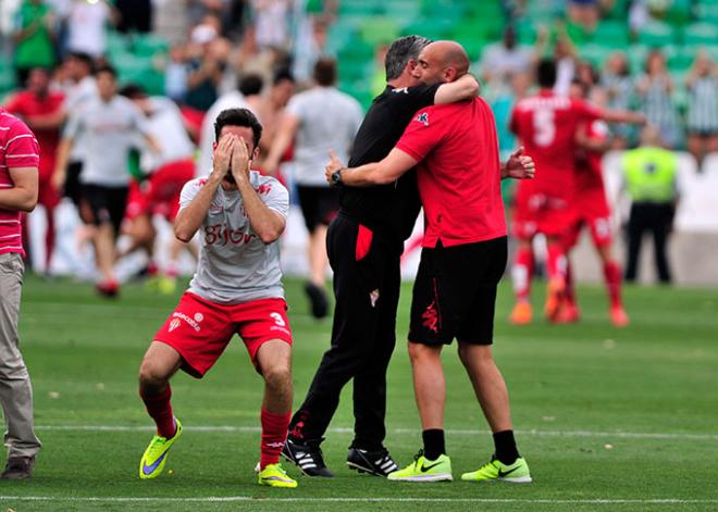 Abelardo se abraza a un miembro de su cuerpo técnico para celebrar el ascenso en el Villamarín (Foto: Kiko Hurtado).